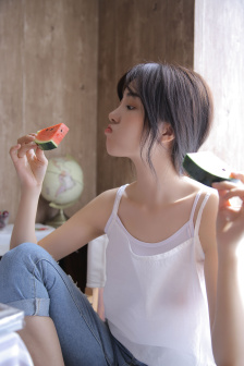两个女孩子开车细写